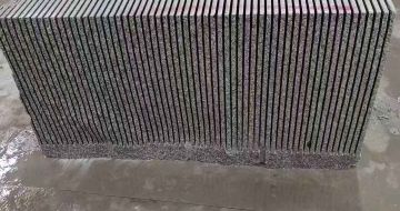 深圳芝麻白毛板荒料切割